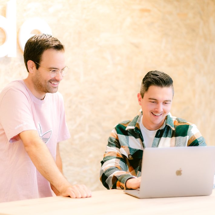 Twee mensen aan het werk achter een laptop