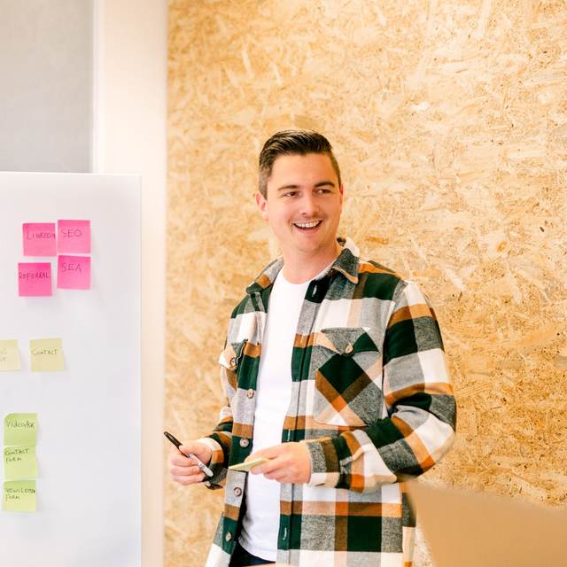 Iemand van Upside bij een whiteboard met de sitemap op post-its